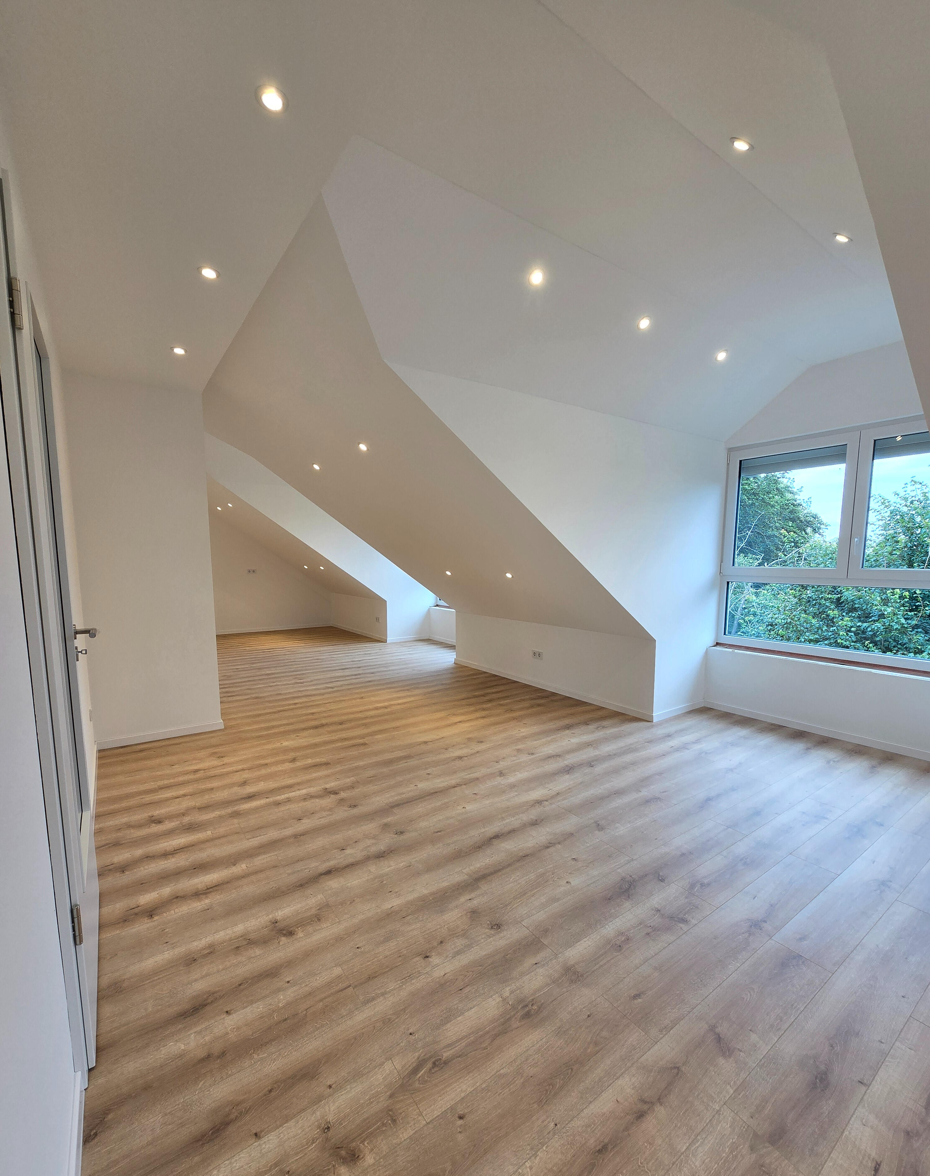 Helle Neubau-Dachgeschosswohnung offenes Wohngefühl & Balkon Moderner Wohnbereich einer Neubauwohnung in Plattling